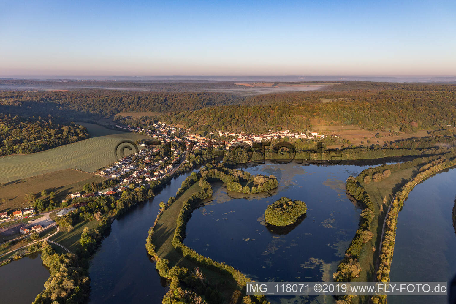 Vue aérienne de Moselle et Canal de l'Est à Chaligny dans le département Meurthe et Moselle, France