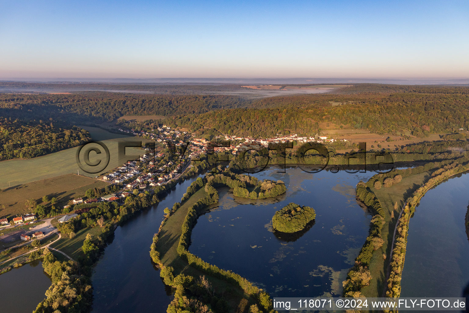 Vue aérienne de Moselle et Canal de l'Est à Chaligny dans le département Meurthe et Moselle, France