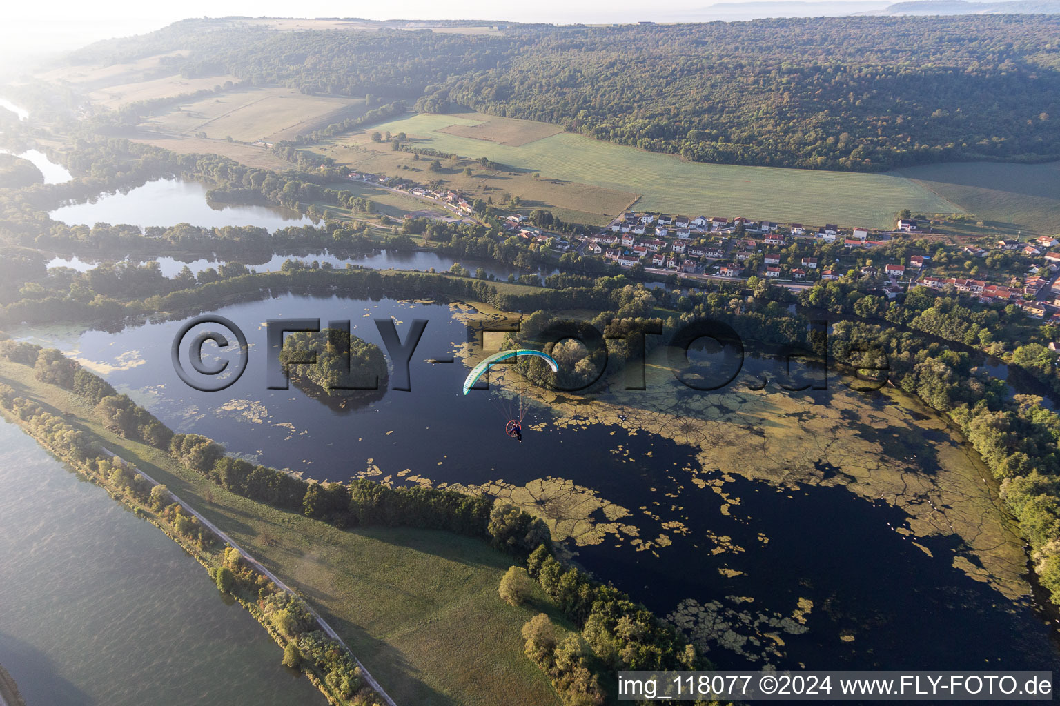 Vue aérienne de Moselle et Canal de l'Est à Sexey-aux-Forges dans le département Meurthe et Moselle, France