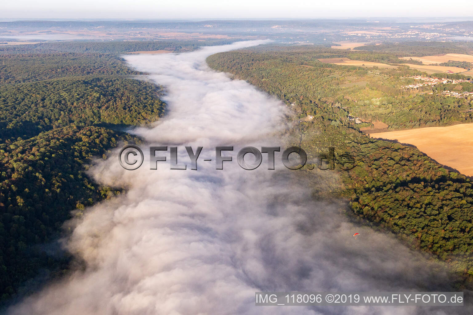 Vue aérienne de Banc nuageux couvert de brouillard sur les rives de la Moselle à Maron dans le département Meurthe et Moselle, France