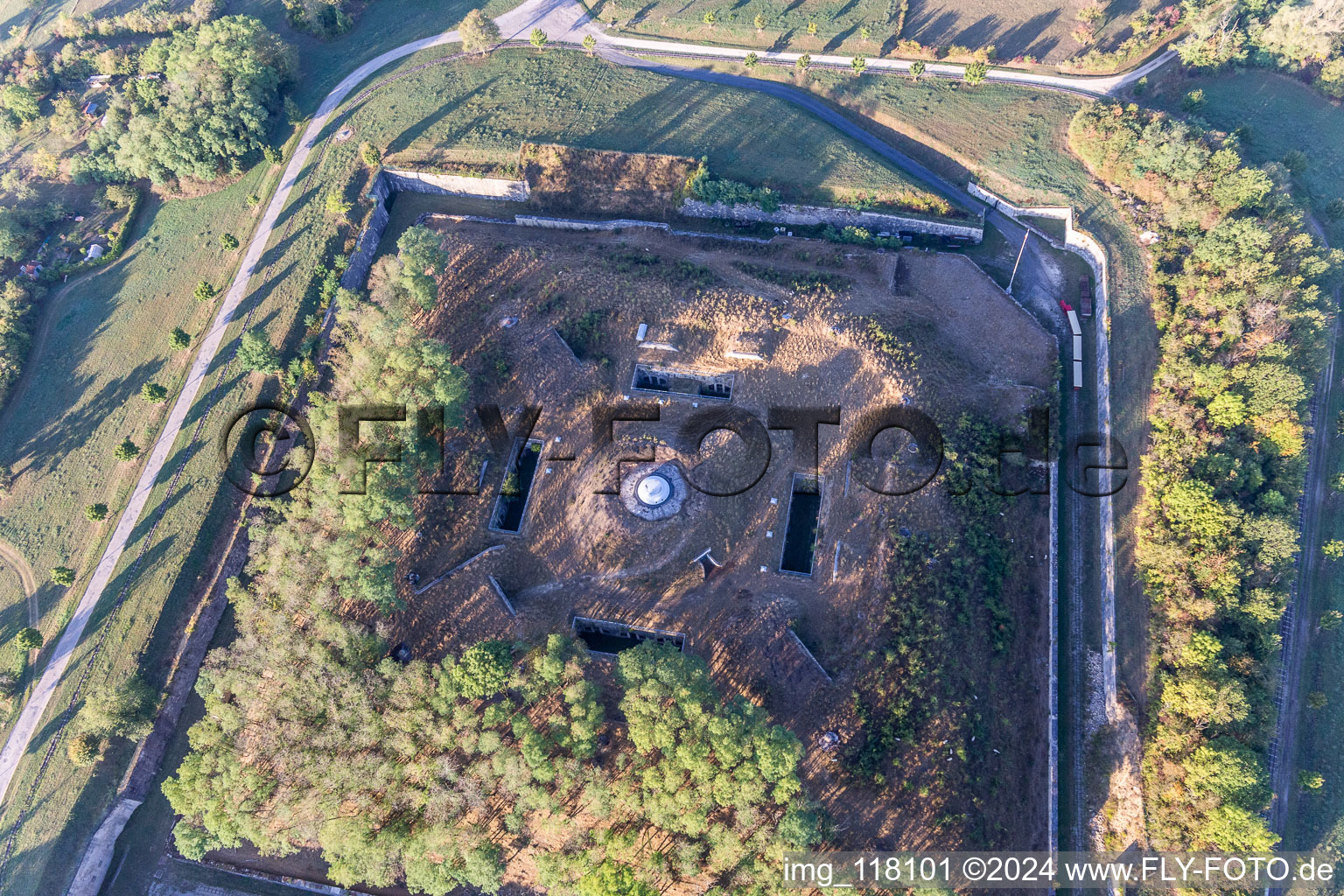 Vue aérienne de Complexe de bunkers en béton et acier Réduit du fort de Villey-le-Sec à Villey-le-Sec dans le département Meurthe et Moselle, France