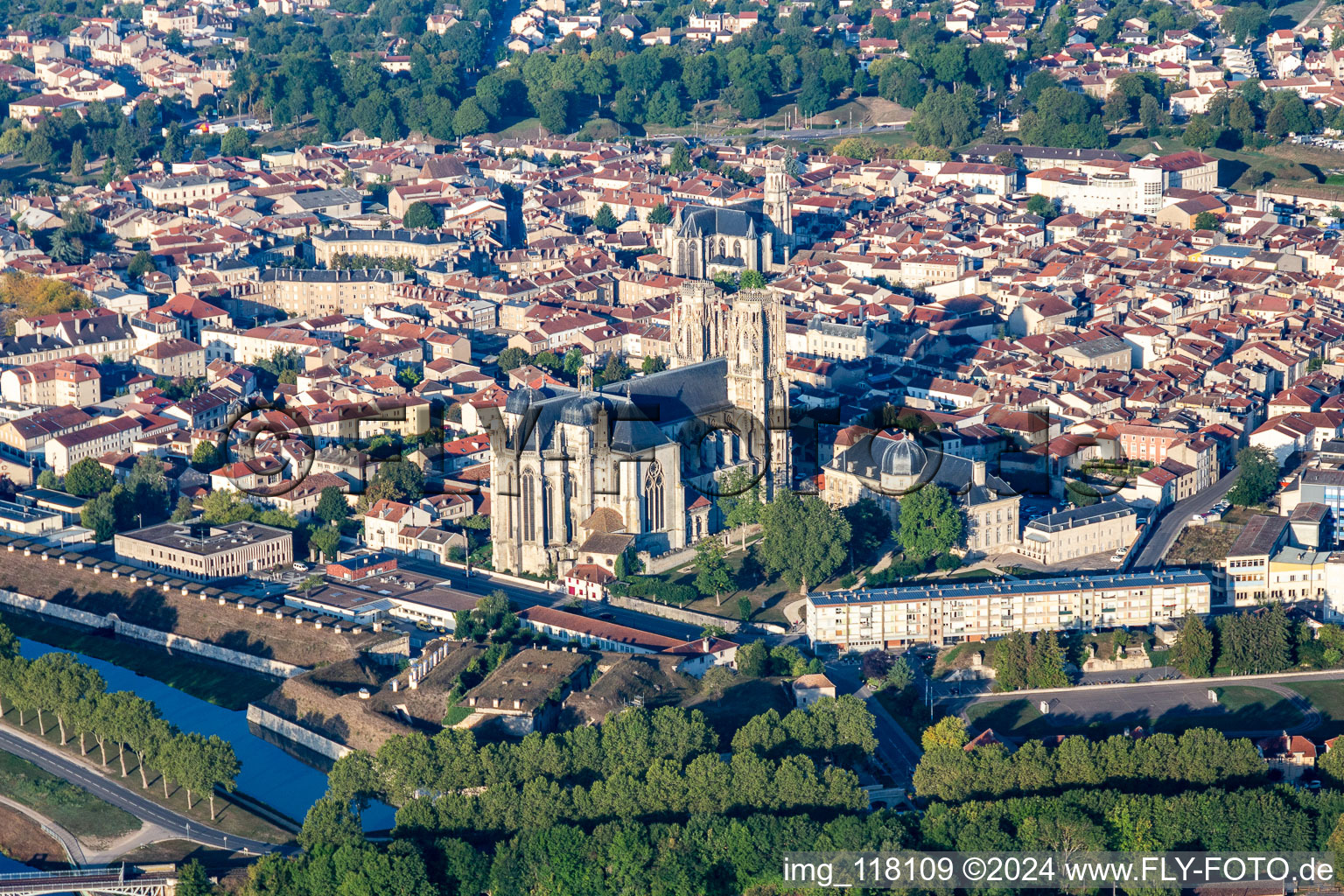 Vue aérienne de Cathédrale Saint-Étienne de Toul à Dommartin-lès-Toul dans le département Meurthe et Moselle, France