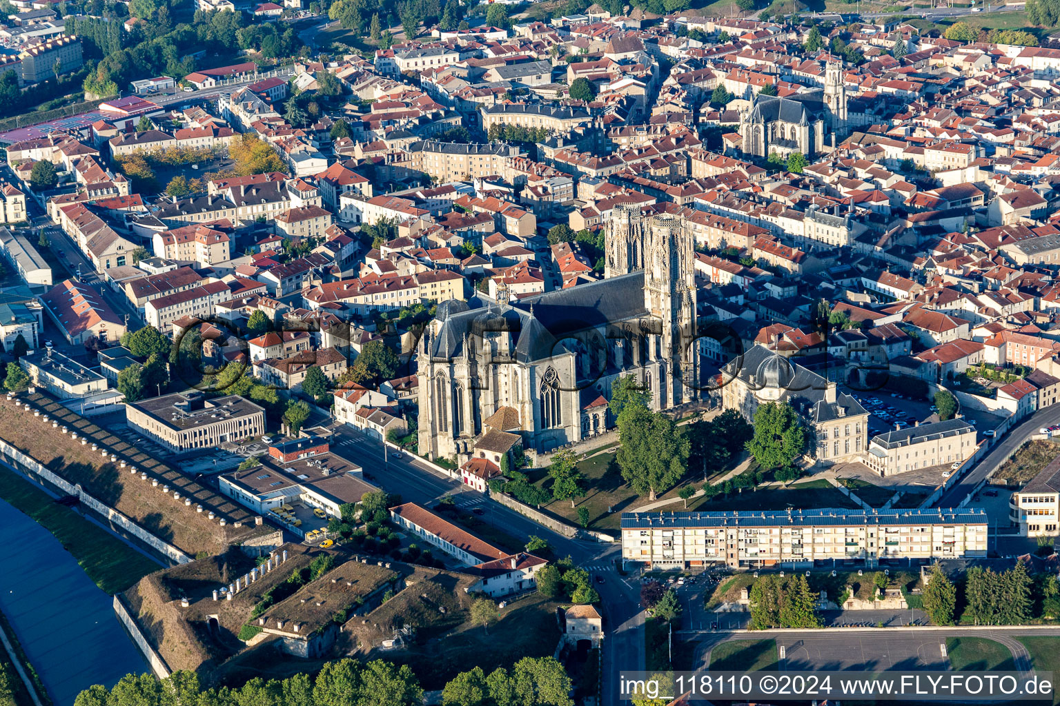 Vue aérienne de Cathédrale Saint-Étienne de Toul à le quartier Croix de Metz Croix d'Argent in Toul dans le département Meurthe et Moselle, France