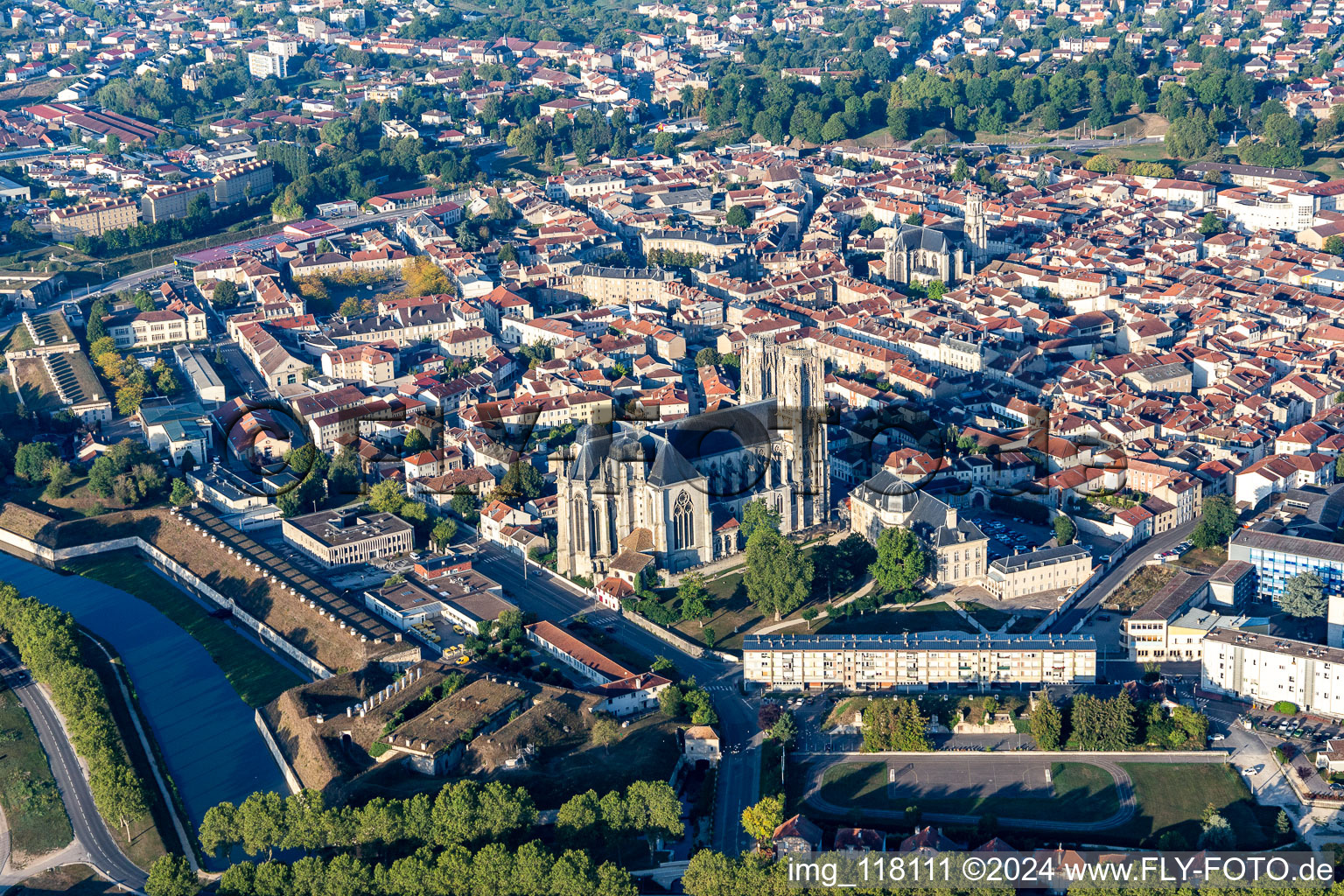 Vue aérienne de Cathédrale Saint-Étienne de Toul à le quartier Croix de Metz Croix d'Argent in Toul dans le département Meurthe et Moselle, France