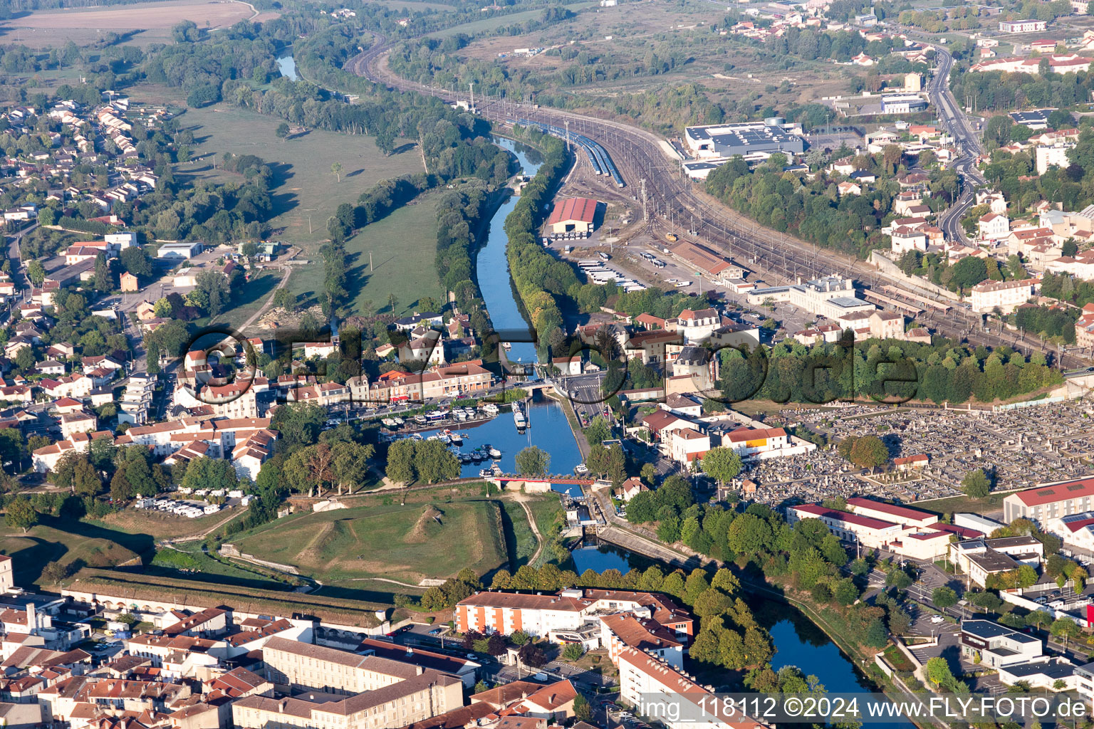 Vue aérienne de Écluse No 3 grand gabarit te Toul sur la Moselle canalisée à le quartier Croix de Metz Croix d'Argent in Toul dans le département Meurthe et Moselle, France