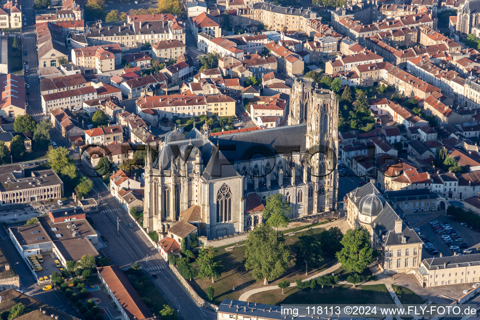 Vue aérienne de Cathédrale Saint-Étienne à Toul dans le département Meurthe et Moselle, France