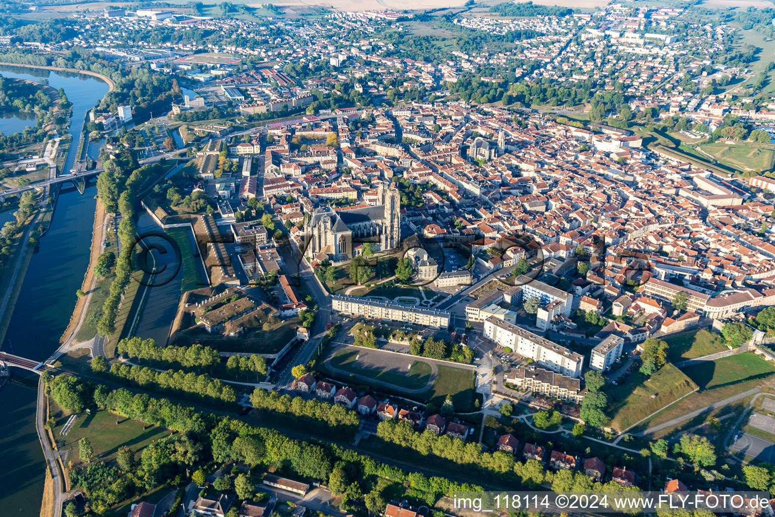 Vue aérienne de Quartier Pre Saint-Mansuy Sous La Vacherie in Toul dans le département Meurthe et Moselle, France