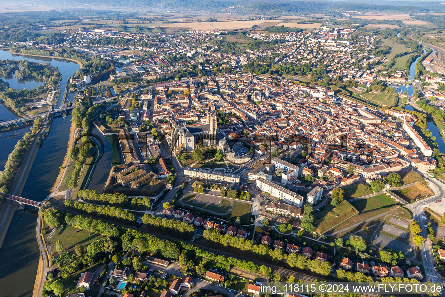 Vue aérienne de Centre-ville en centre-ville entre les rives de la Moselle et le canal Rhin-Marne à Toul dans le département Meurthe et Moselle, France