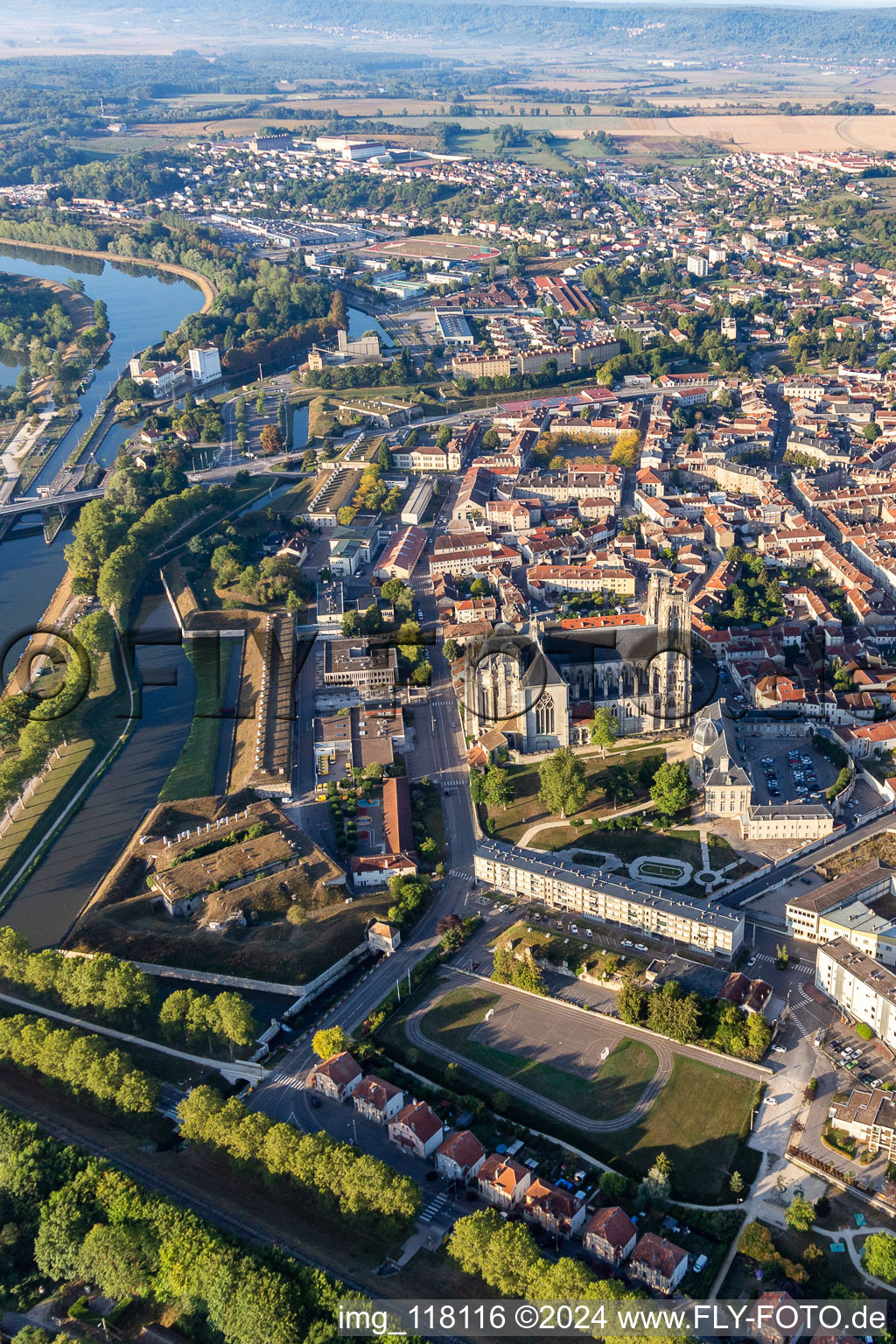 Vue aérienne de Cathédrale Saint-Étienne de Toul à le quartier Pre Saint-Mansuy Sous La Vacherie in Toul dans le département Meurthe et Moselle, France