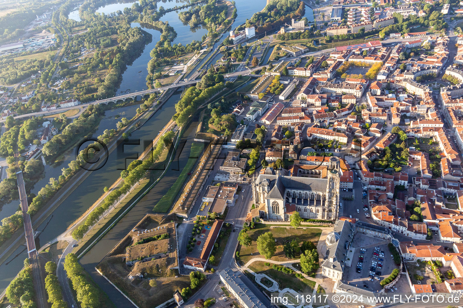 Vue aérienne de Cathédrale Saint-Étienne de Toul à le quartier Pre Saint-Mansuy Sous La Vacherie in Toul dans le département Meurthe et Moselle, France