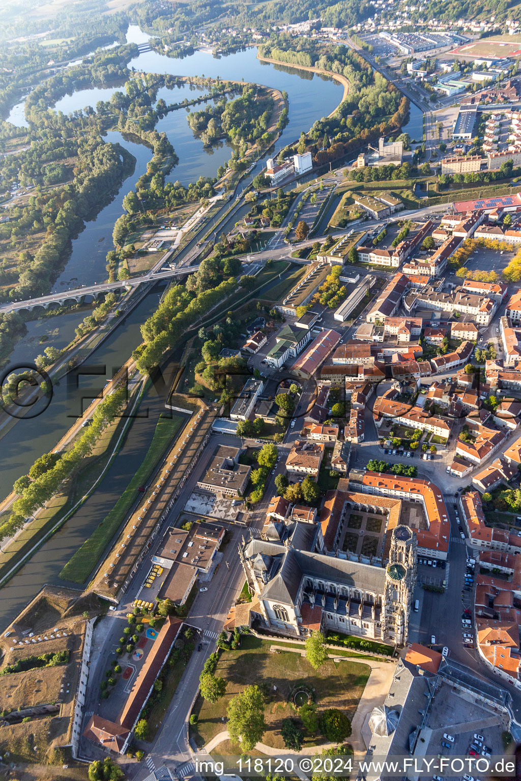 Vue aérienne de Les berges de la Moselle à Toul dans le département Meurthe et Moselle, France