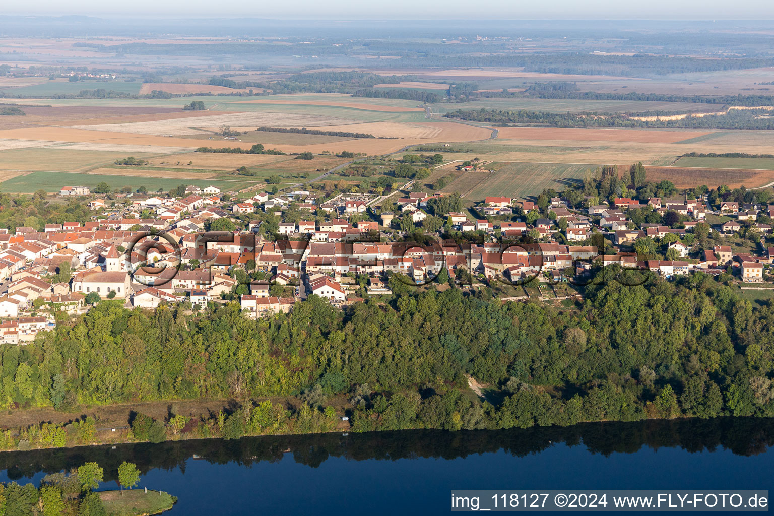 Vue aérienne de Villey-Saint-Étienne dans le département Meurthe et Moselle, France