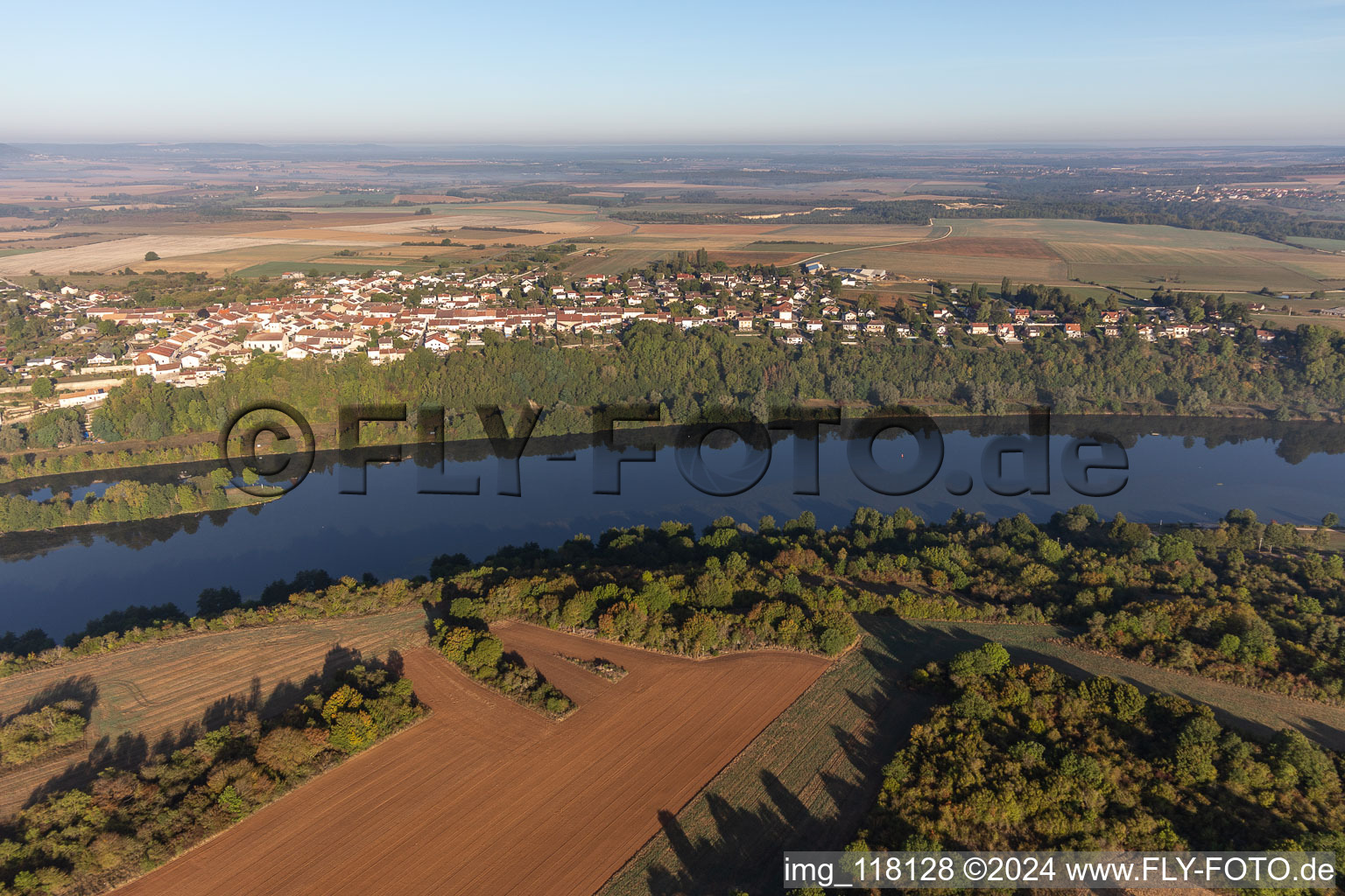 Vue aérienne de Villey-Saint-Étienne dans le département Meurthe et Moselle, France