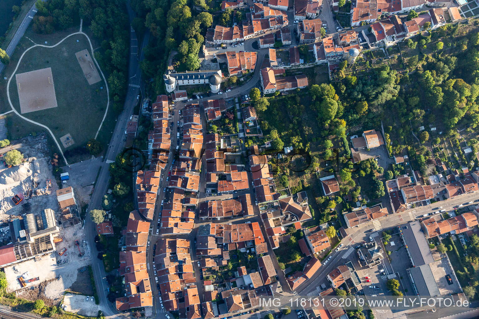 Vue aérienne de Médiathèque Corbin à Liverdun dans le département Meurthe et Moselle, France