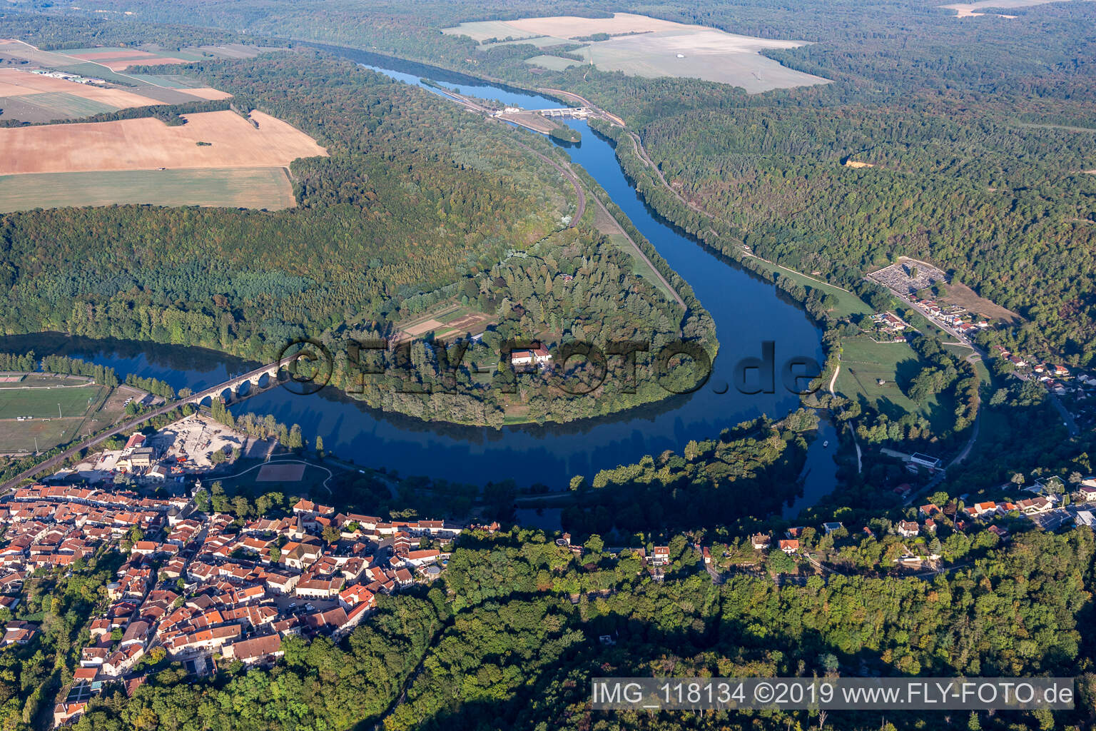 Vue aérienne de Moselknie, Domaine des Eaux Bleues à Pagny-la-Blanche-Côte dans le département Meuse, France