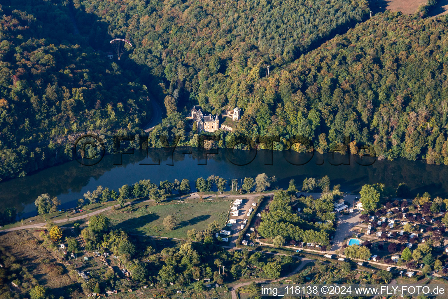 Vue aérienne de Château de la Flie sur la Moselle à Liverdun dans le département Meurthe et Moselle, France