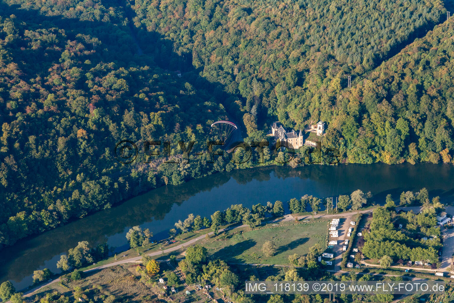 Vue aérienne de Château de la Flie sur la Moselle à Liverdun dans le département Meurthe et Moselle, France