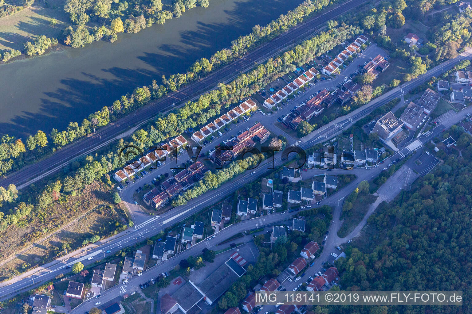 Vue aérienne de Lotissement au-dessus des rives de la Moselle : Avenue Mozart à Liverdun dans le département Meurthe et Moselle, France