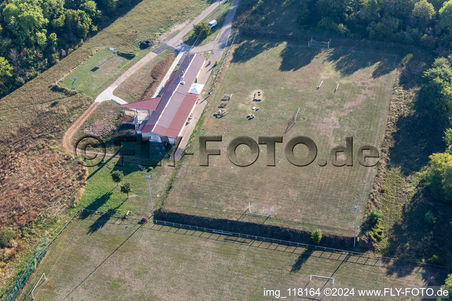 Vue aérienne de Terrain de football à Amance dans le département Meurthe et Moselle, France