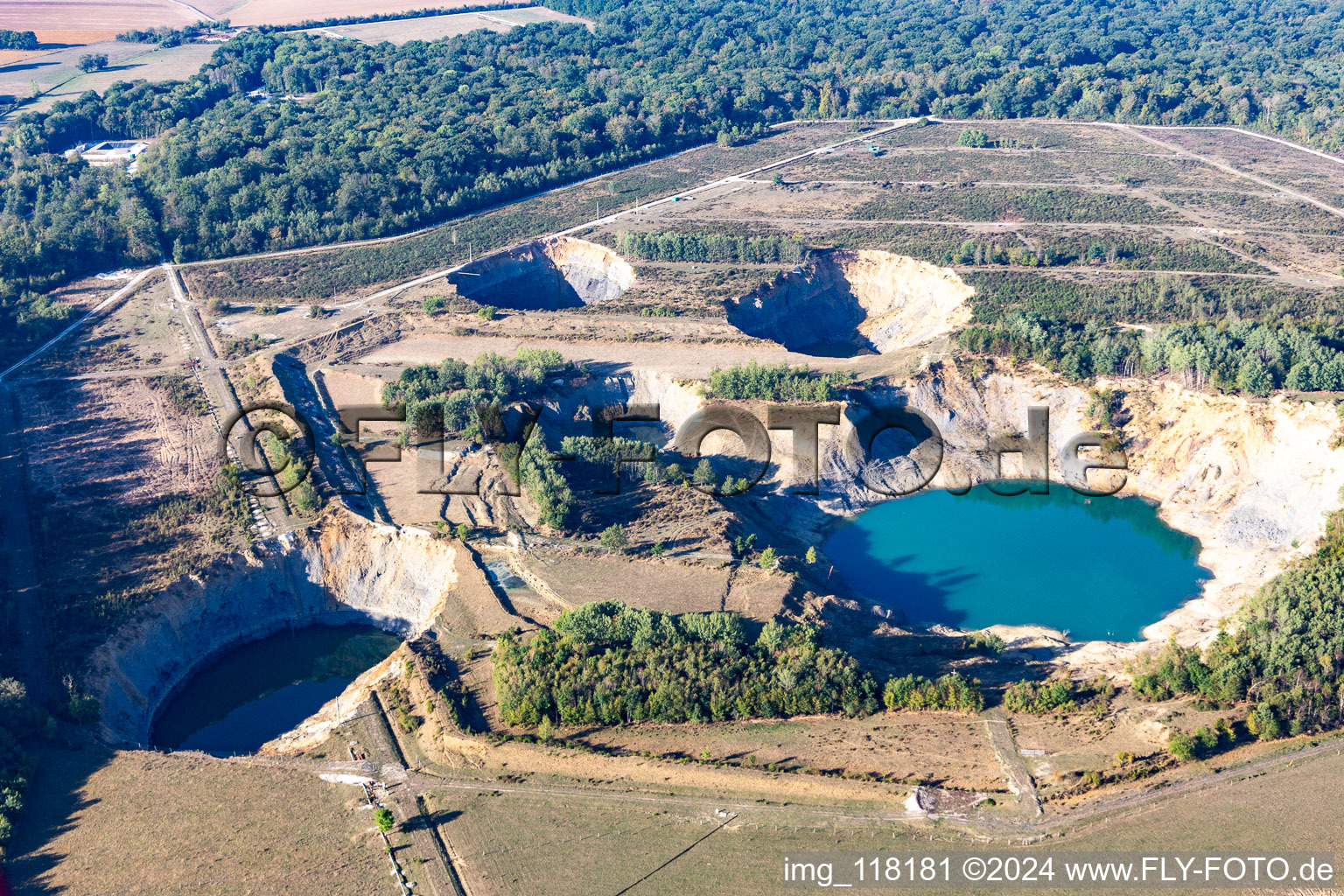 Vue aérienne de Trou de glissement de terrain en forme de cratère rempli d'eau souterraine à Lenoncourt dans le département Meurthe et Moselle, France