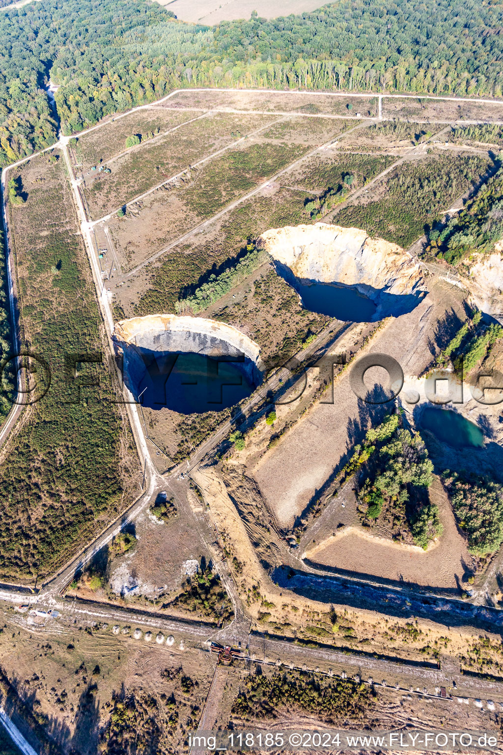 Vue aérienne de Mines de sel de potasse - exploitation minière à ciel ouvert dans une forêt défrichée à Lenoncourt dans le département Meurthe et Moselle, France