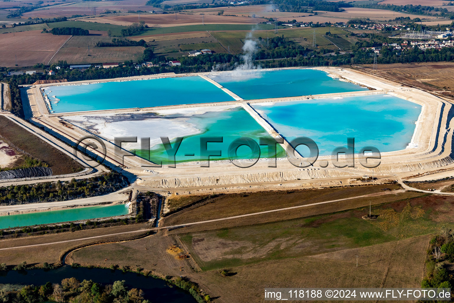 Vue aérienne de Bassins salins bleu turquoise pour la production de sel de potasse de la Compagnie des Salins du Midi et des Salines de l'Est SA à Laneuveville-devant-Nancy dans le département Meurthe et Moselle, France