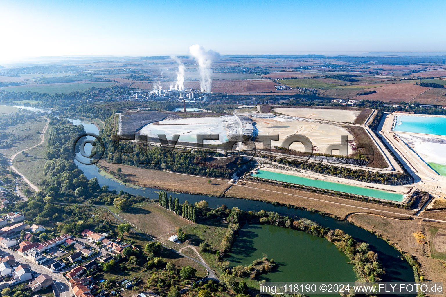 Vue aérienne de Bassins salins bleu turquoise pour la production de sel de potassium par la Compagnie des Salins du Midi et des Salines de l'Est SA et l'usine chimique SEQENS La Madeleine (Novacarb) à Laneuveville-devant-Nancy dans le département Meurthe et Moselle, France