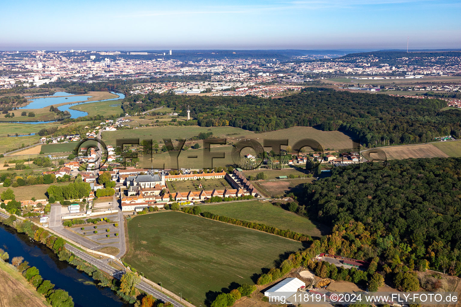 Vue aérienne de Monastère/Abbaye de Bosserville, Lycée Professionnel Privé Saint Michel à Art-sur-Meurthe dans le département Meurthe et Moselle, France