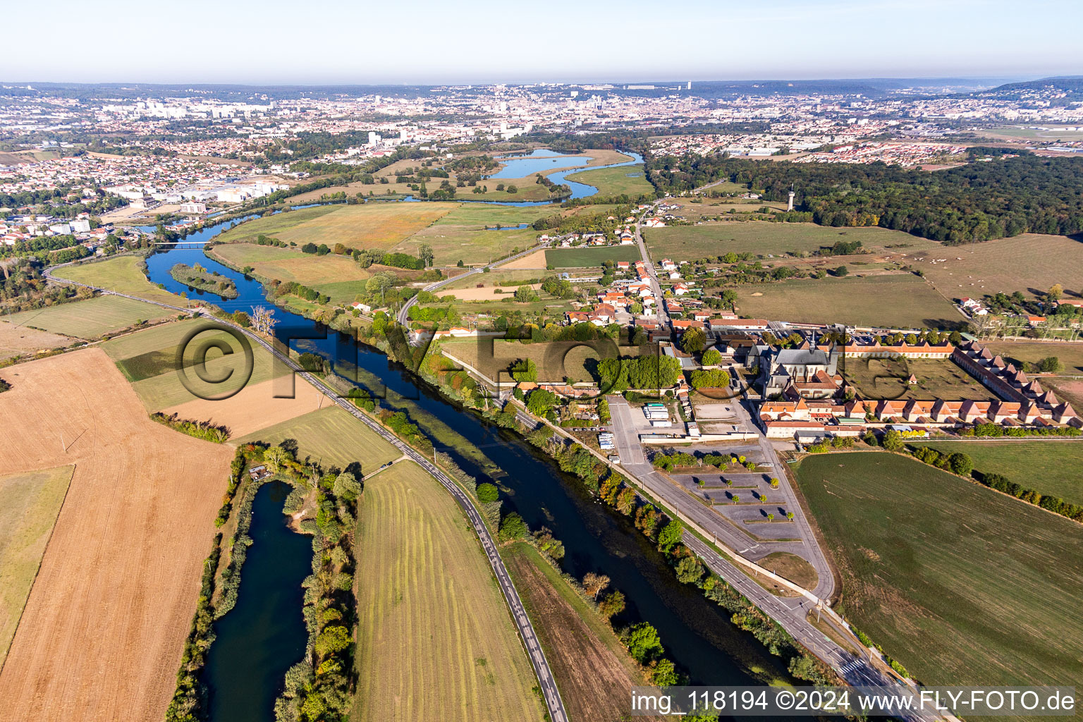 Vue aérienne de Ensemble immobilier de l'ancienne Abbaye de Bosserville et actuel lycée privé Lycée Professionnel Privé Saint Michell à Art-sur-Meurthe dans le département Meurthe et Moselle, France