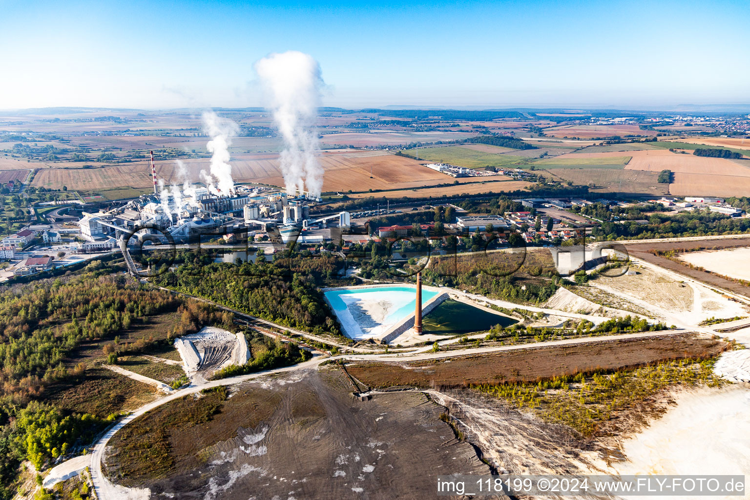 Vue aérienne de Bassins salins bleu turquoise pour la production de sel de potassium par la Compagnie des Salins du Midi et des Salines de l'Est SA et l'usine chimique SEQENS La Madeleine (Novacarb) à Laneuveville-devant-Nancy dans le département Meurthe et Moselle, France