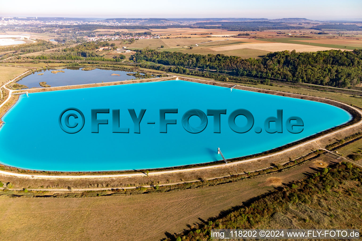 Vue aérienne de Bassins salins bleu turquoise pour la production de sel de potasse par la Compagnie des Salins du Midi et des Salines de l'Est SA à Laneuveville-devant-Nancy à Varangéville dans le département Meurthe et Moselle, France