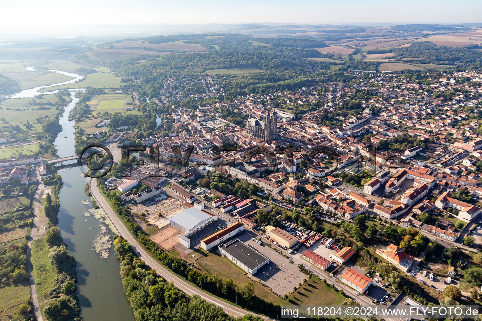 Vue aérienne de Saint-Nicolas-de-Port dans le département Meurthe et Moselle, France