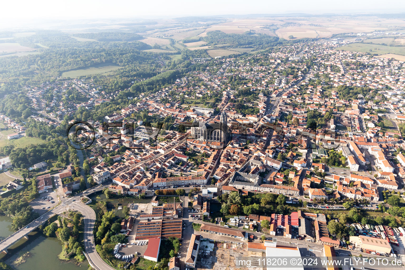 Vue aérienne de Basilique de Saint-Nicolas-de-Port à Saint-Nicolas-de-Port dans le département Meurthe et Moselle, France