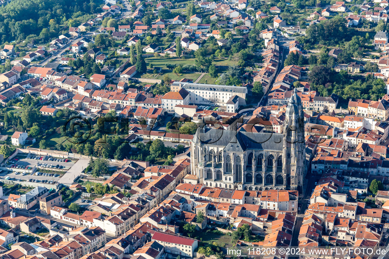 Vue aérienne de Basilique de Saint-Nicolas-de-Port à Saint-Nicolas-de-Port dans le département Meurthe et Moselle, France