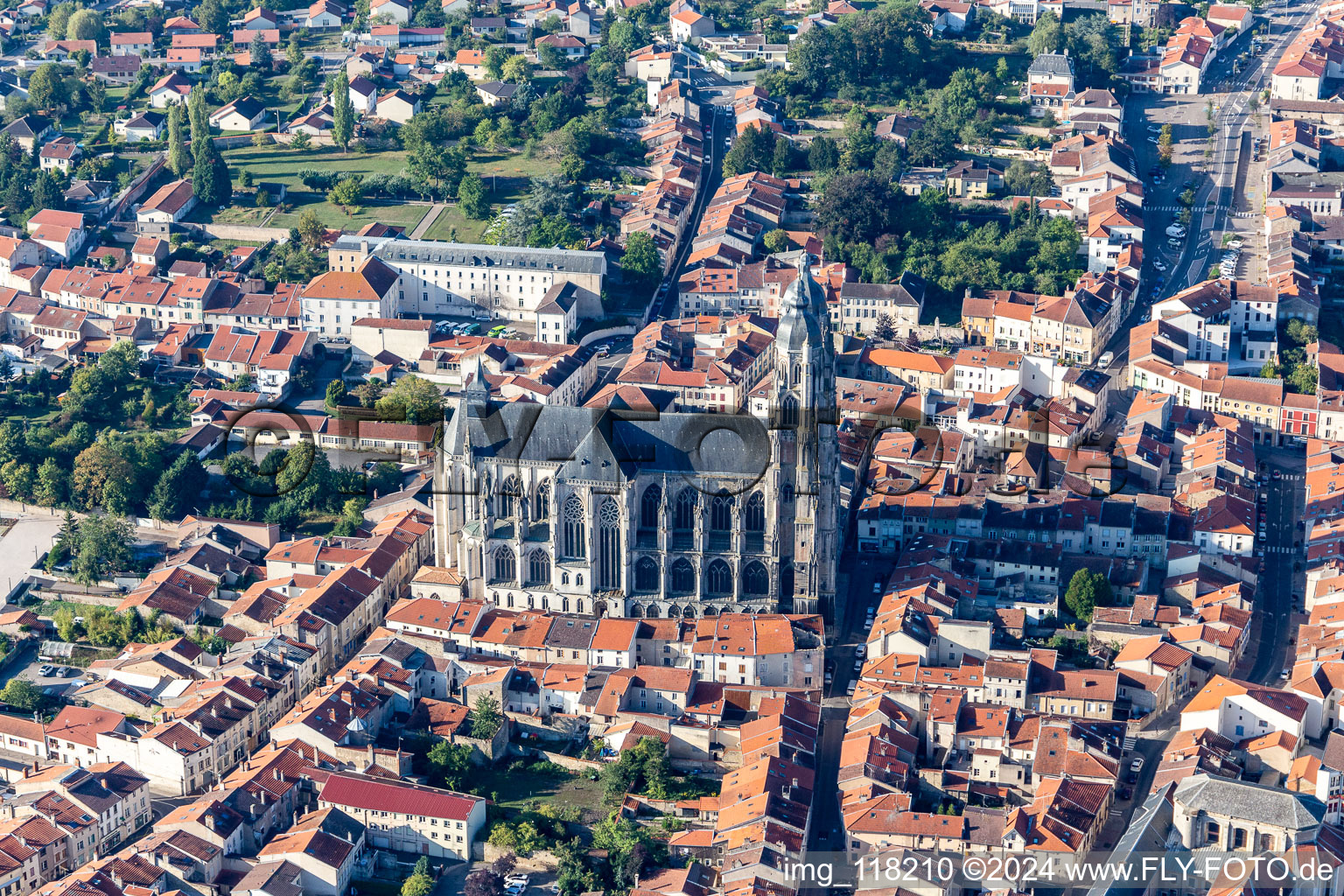 Vue aérienne de Cathédrale Basilique de Saint-Nicolas-de-Port à Saint-Nicolas-de-Port dans le département Meurthe et Moselle, France