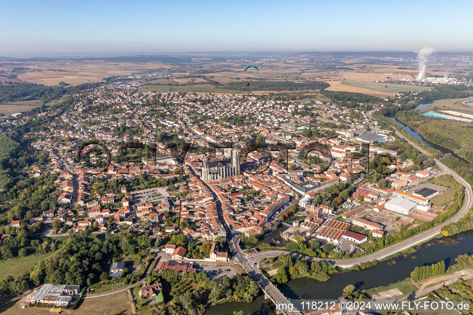 Vue aérienne de Vieille ville et centre-ville à Saint-Nicolas-de-Port dans le département Meurthe et Moselle, France