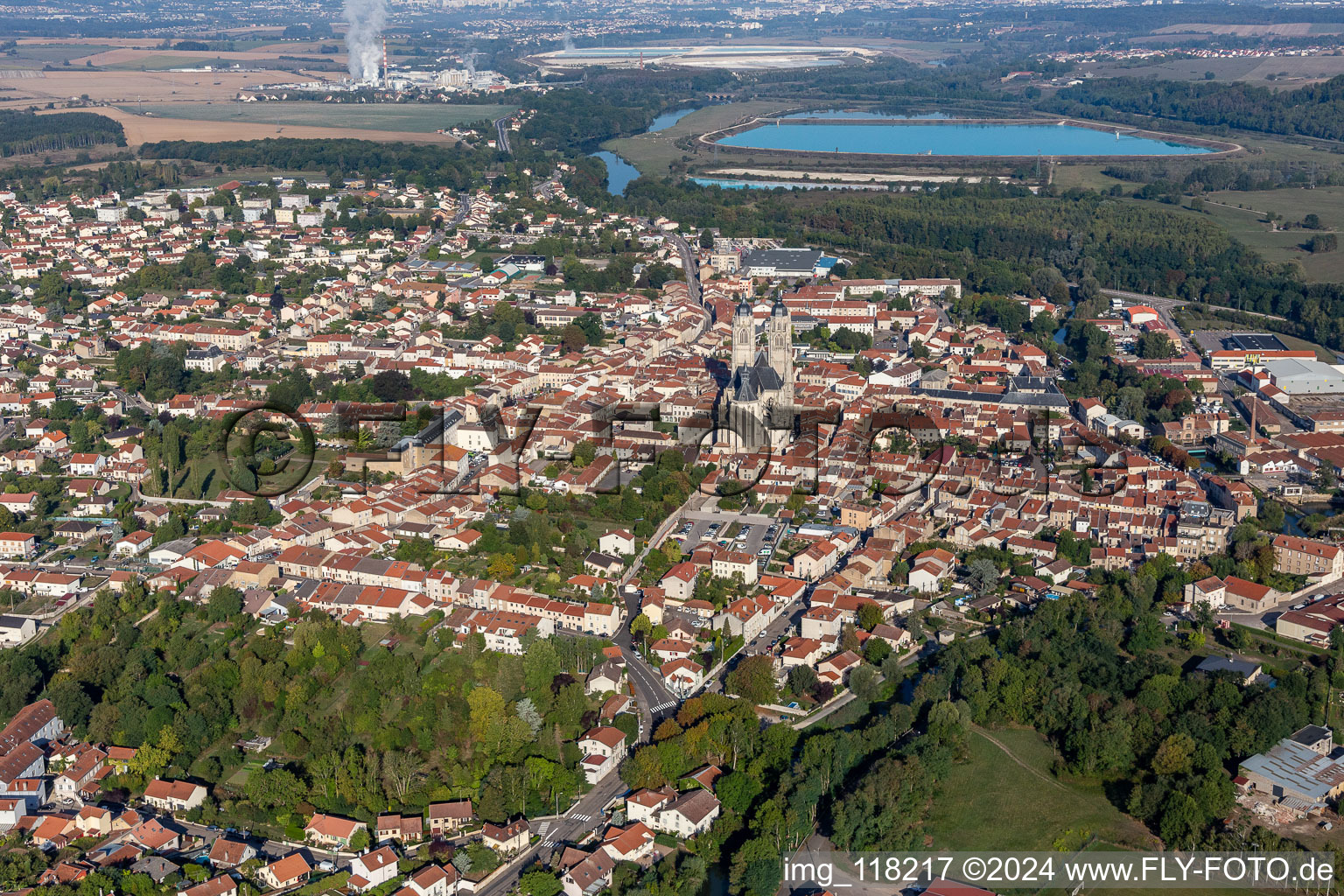 Vue aérienne de Bâtiment de l'église de la Basilique de Saint-Nicolas-de-Port dans le vieux centre-ville du centre-ville à Saint-Nicolas-de-Port dans le département Meurthe et Moselle, France