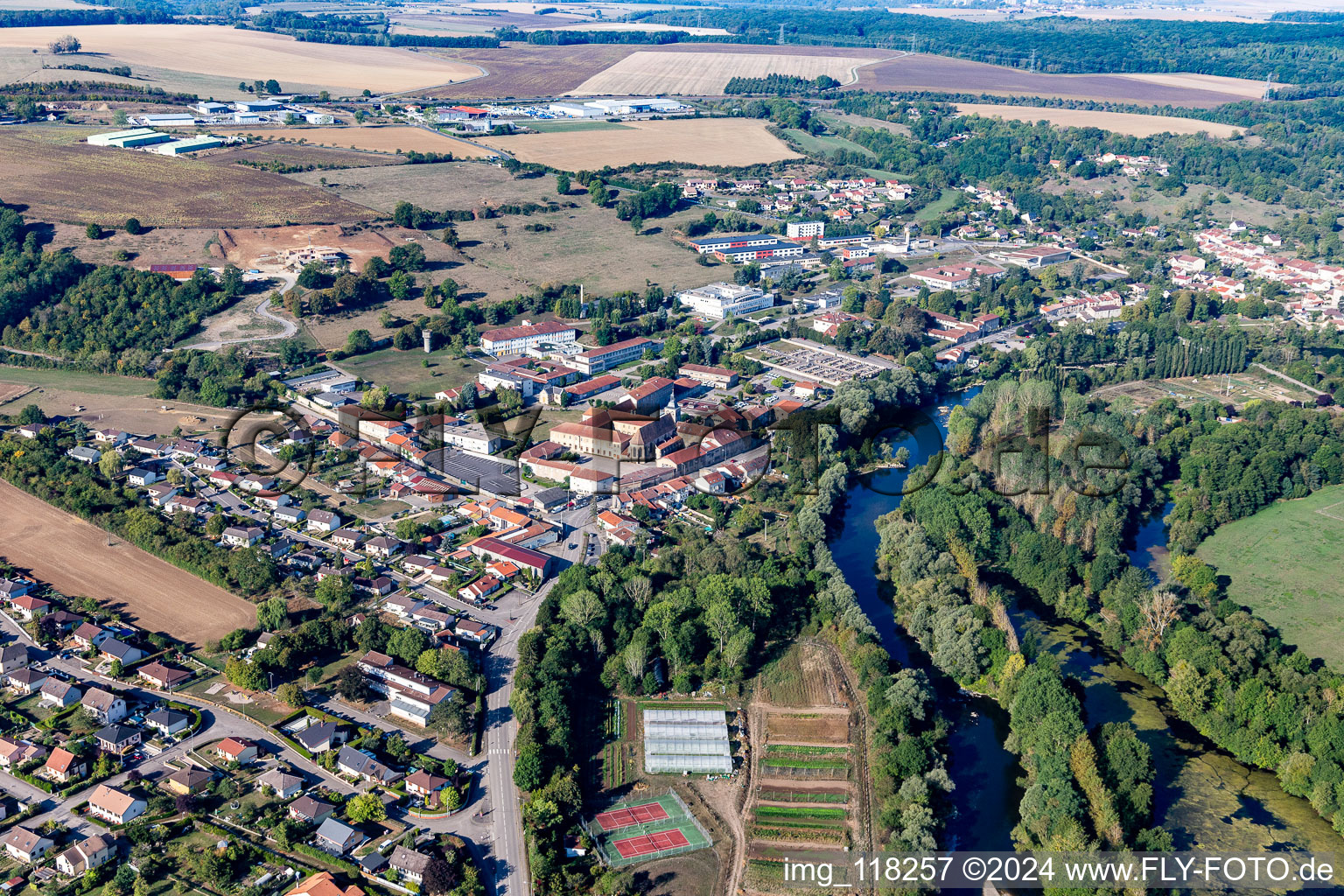 Vue oblique de Monastère bénédictin/Prieuré bénédictin à Flavigny-sur-Moselle à Flavigny-sur-Moselle dans le département Meurthe et Moselle, France