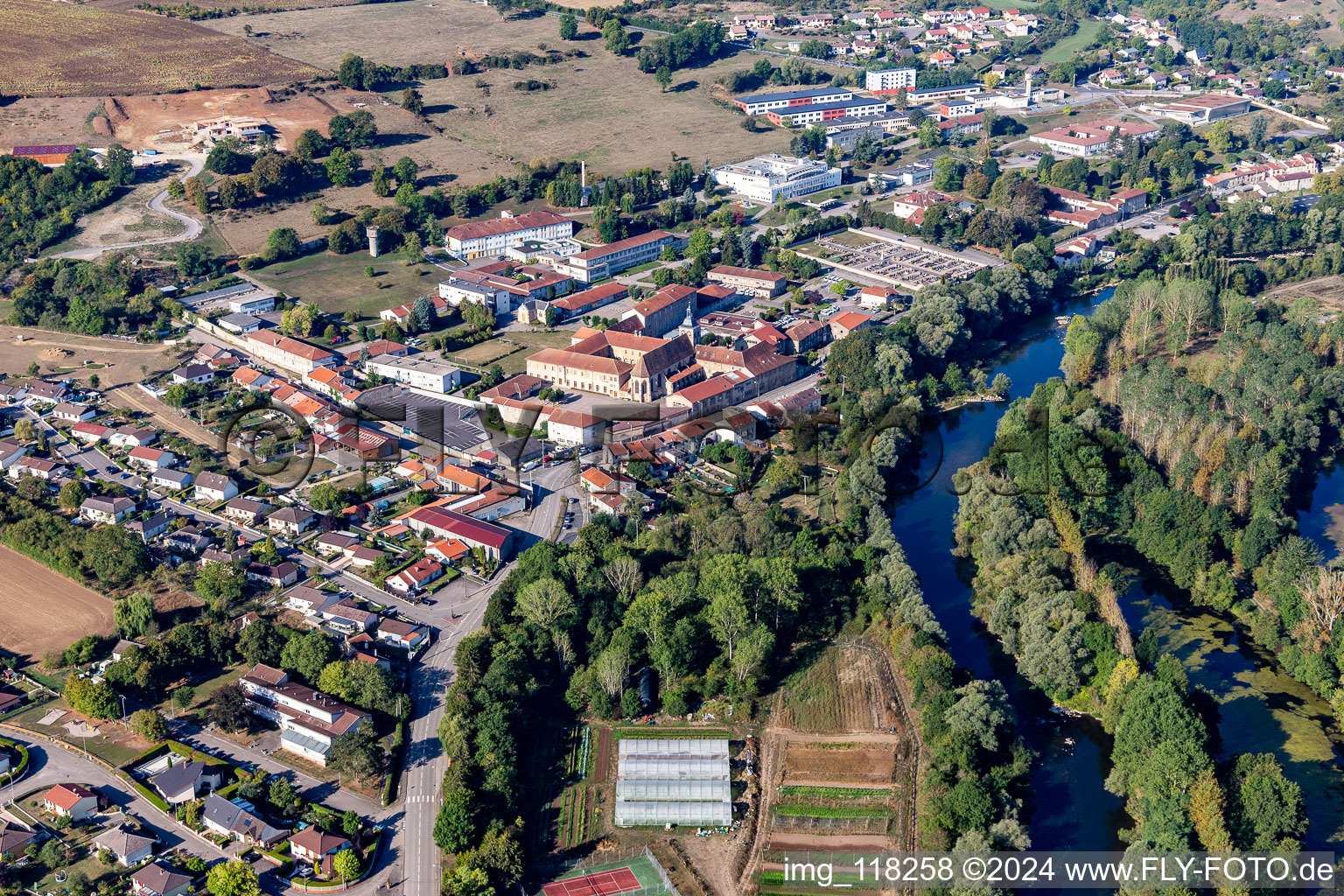 Monastère bénédictin/Prieuré bénédictin à Flavigny-sur-Moselle à Flavigny-sur-Moselle dans le département Meurthe et Moselle, France d'en haut