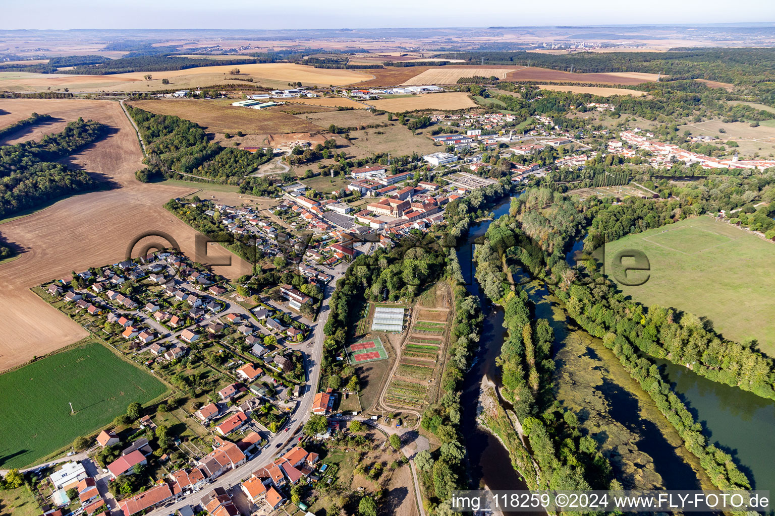 Monastère bénédictin/Prieuré bénédictin à Flavigny-sur-Moselle à Flavigny-sur-Moselle dans le département Meurthe et Moselle, France hors des airs