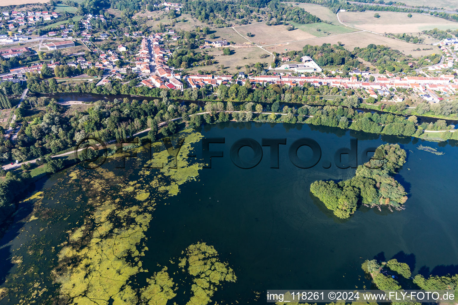 Vue aérienne de Étang du Breuil à Flavigny-sur-Moselle dans le département Meurthe et Moselle, France