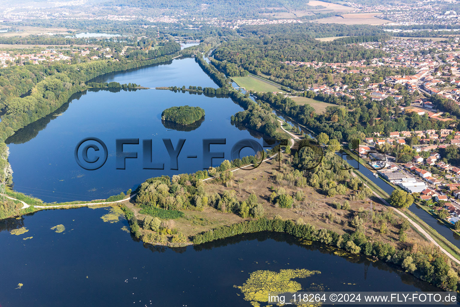 Vue aérienne de Lacs entre Moselle et Canal de l'Est à Richardménil dans le département Meurthe et Moselle, France