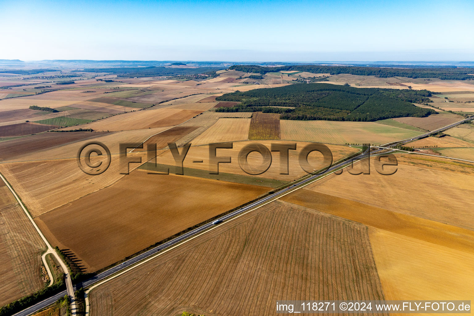 Vue aérienne de Champ terrestre à Maizières dans le département Meurthe et Moselle, France