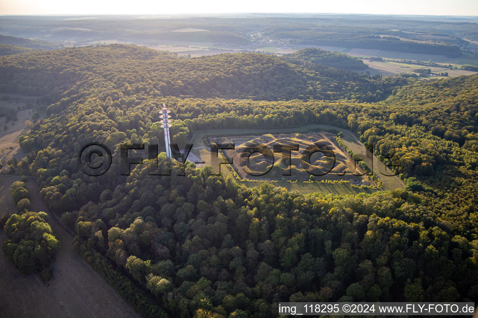 Vue aérienne de Fort de Bourlémont à Mont-lès-Neufchâteau dans le département Vosges, France