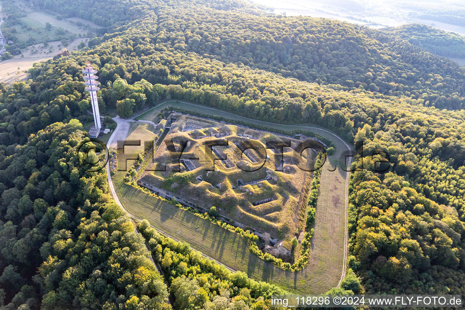 Vue aérienne de Fragments de la fortification de la citadelle "Fort de Bourlémont" sur l'Allée de Rivières à Mont-les-Neufchateau à Mont-lès-Neufchâteau dans le département Vosges, France