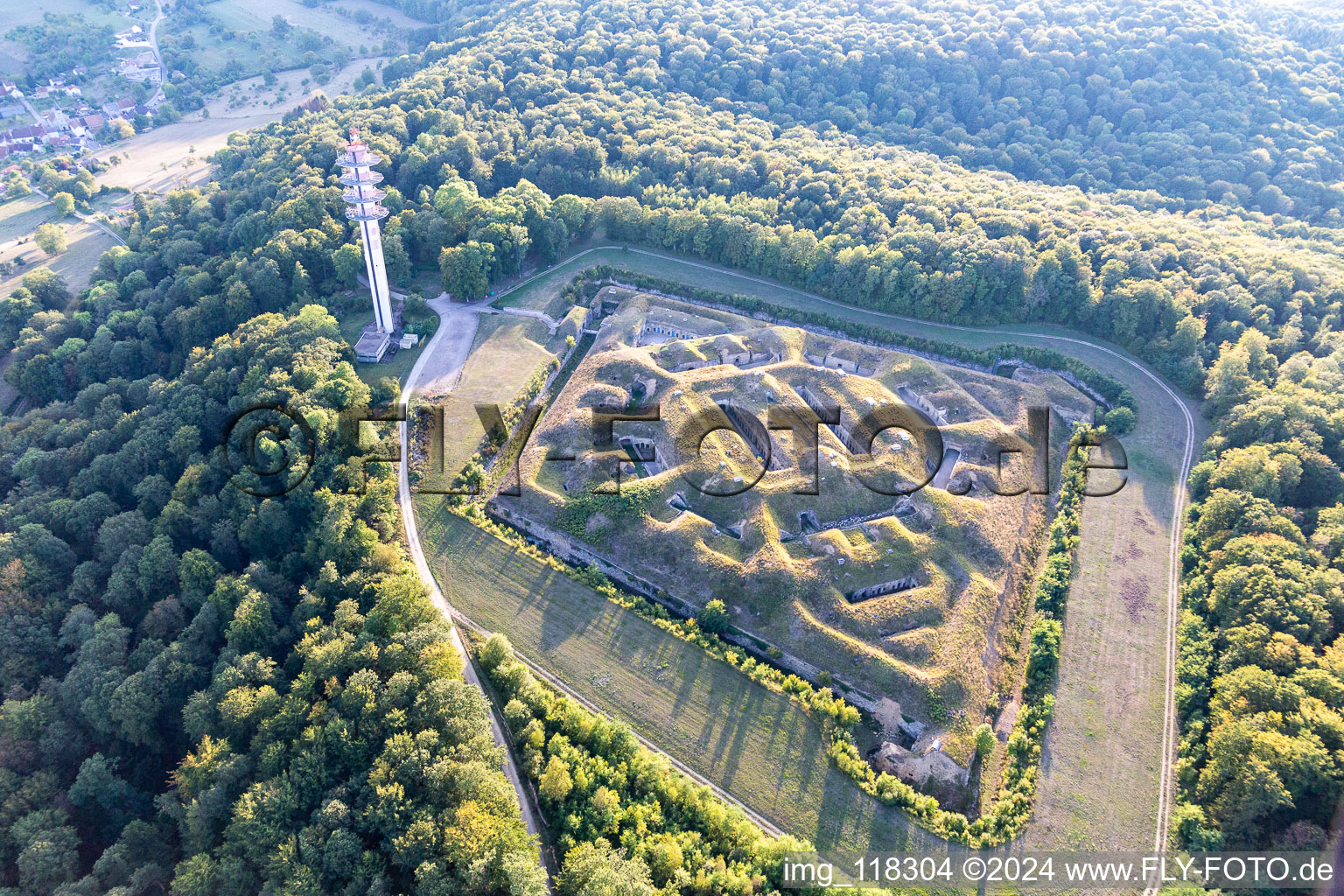 Fort de Bourlémont à Mont-lès-Neufchâteau dans le département Vosges, France d'en haut