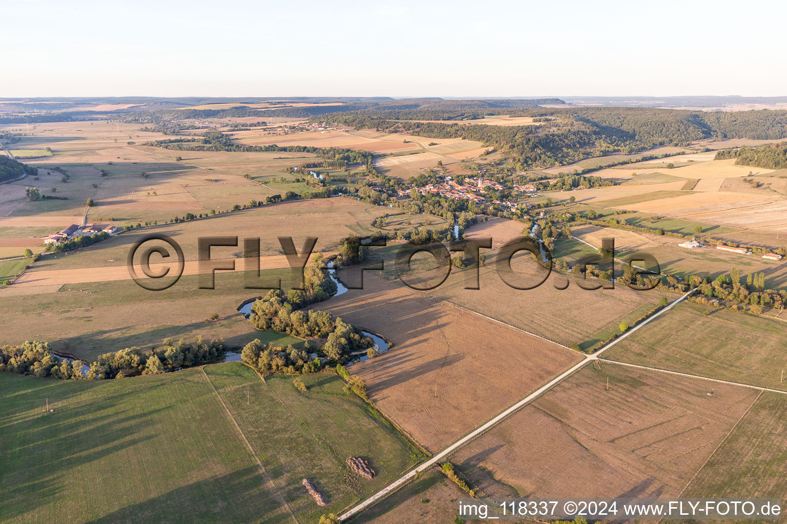 Vue aérienne de Maxey-sur-Meuse dans le département Vosges, France