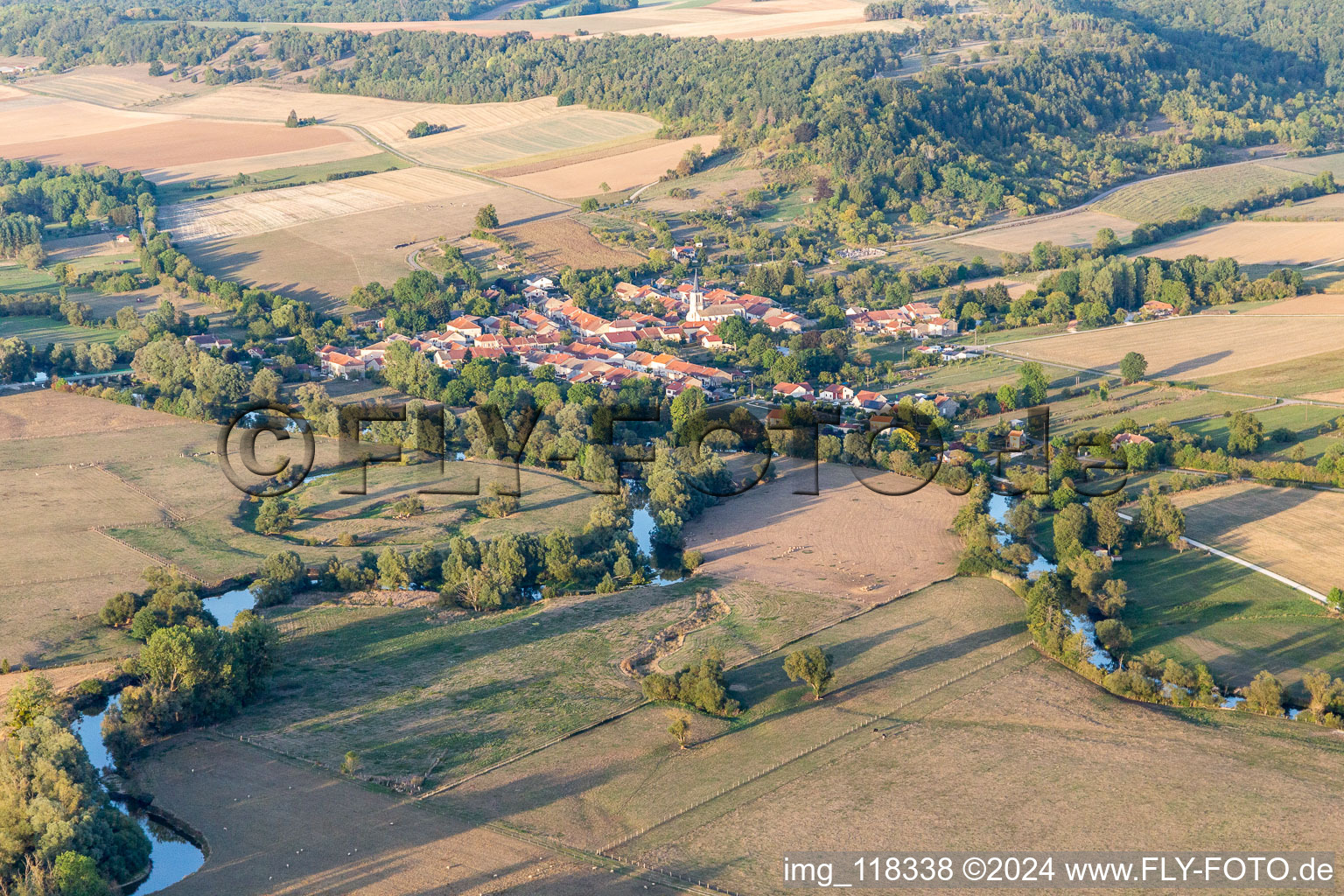 Vue aérienne de Maxey-sur-Meuse dans le département Vosges, France