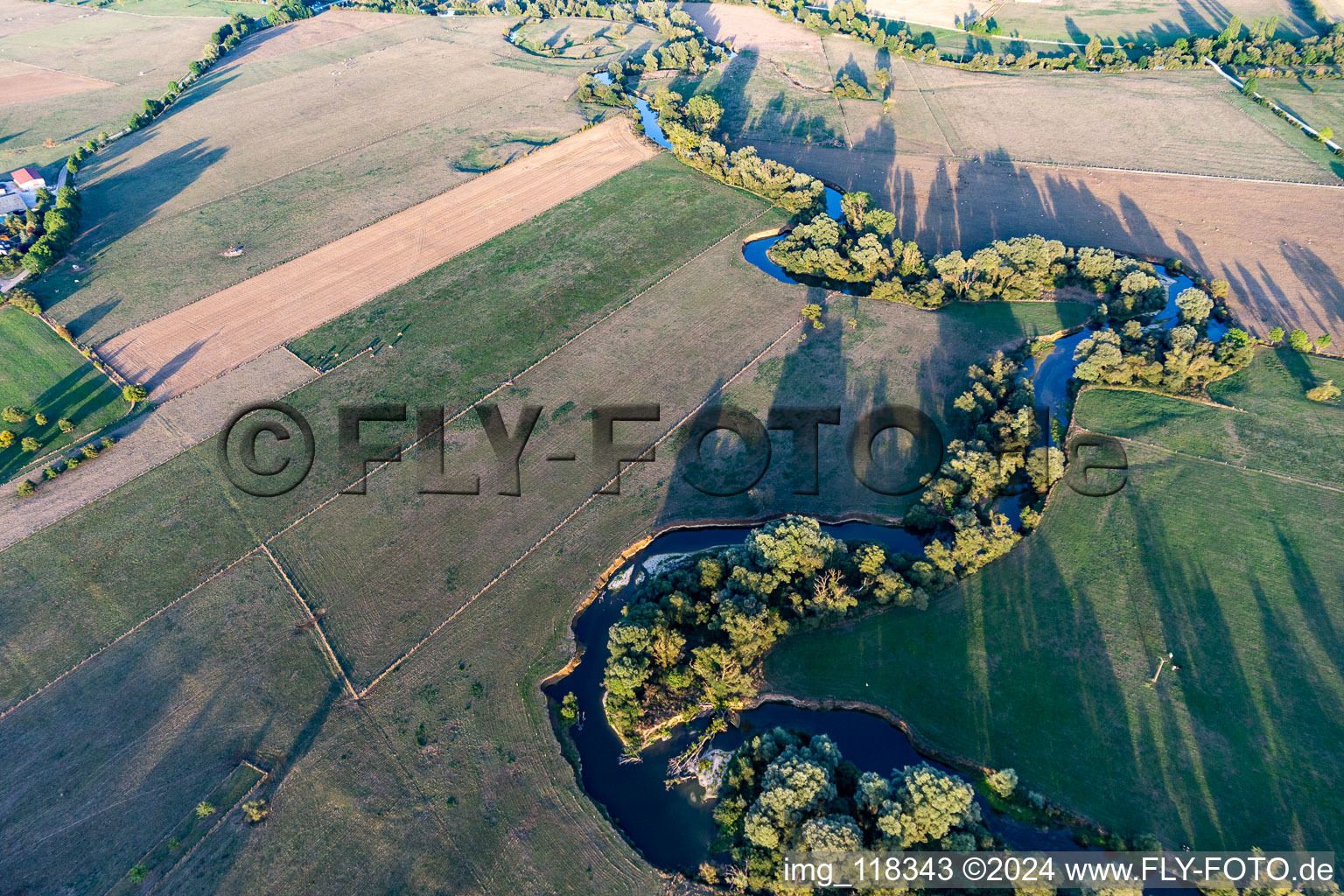 Vue aérienne de Méandres courbes des rives couvertes de saules de la Meuse/Meuse entre les champs à Maxey-sur-Meuse dans le département Vosges, France