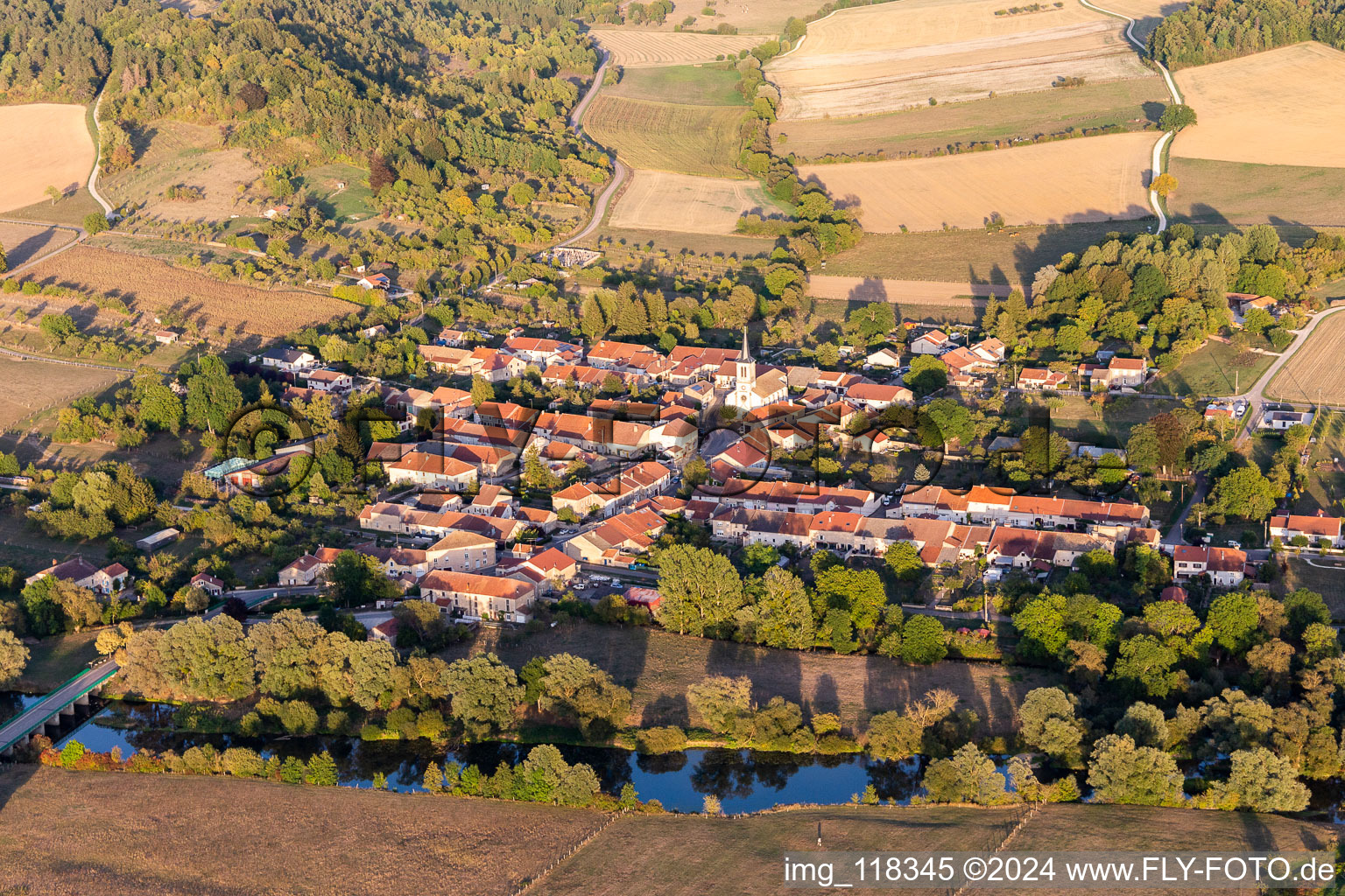 Vue aérienne de Les berges de la Meuse à Maxey-sur-Meuse dans le département Vosges, France